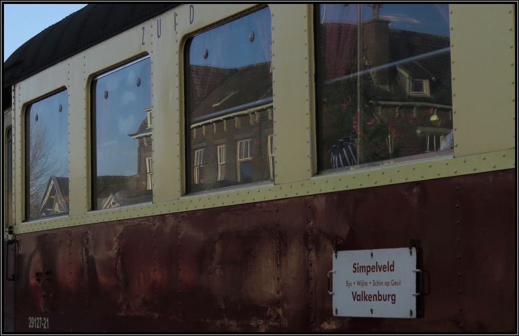 Bahnnostalgie anno 1926 ..so das Motto des 3.Advents bei der Museumsbahn der Zlsm in Simpelveld (NL). Bildlich festgehalten wurde hier die Ausfahrt des Kerst Express nach Valkenburg mit der Spiegelung des Bahnhofsgebäudes am 14.Dez.2014.