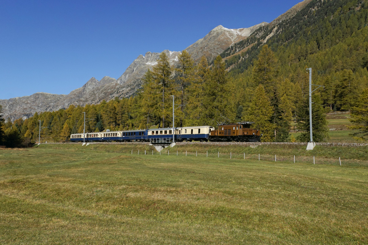 Bahnoldtimer im Stundentakt: Am 16.10.2016 erreicht die Ge 6/6 I 415 mit dem Pullmann-Express aus Bergün kommend Bever.