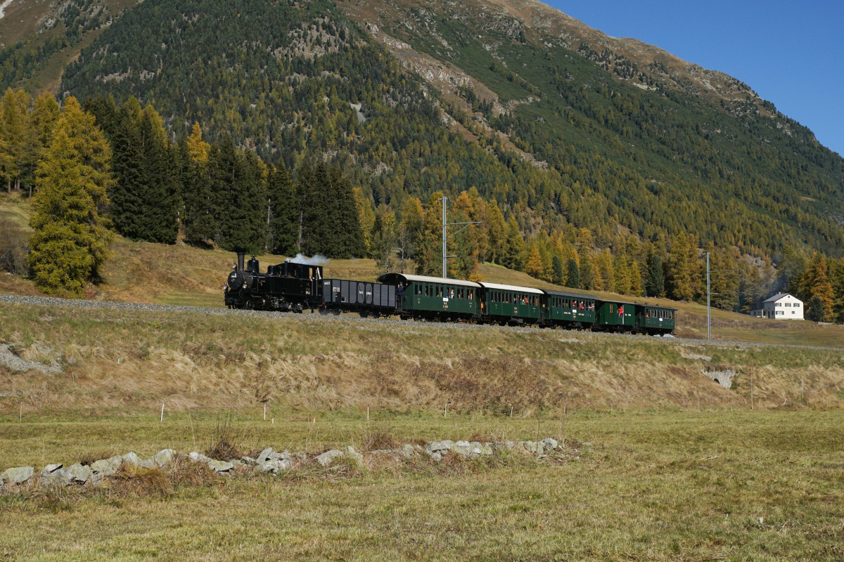 Bahnoldtimer im Stundentakt: Dampflok G 3/4 11  Heidi  fährt am 16.10.2016 von Bever Richtung Samedan.