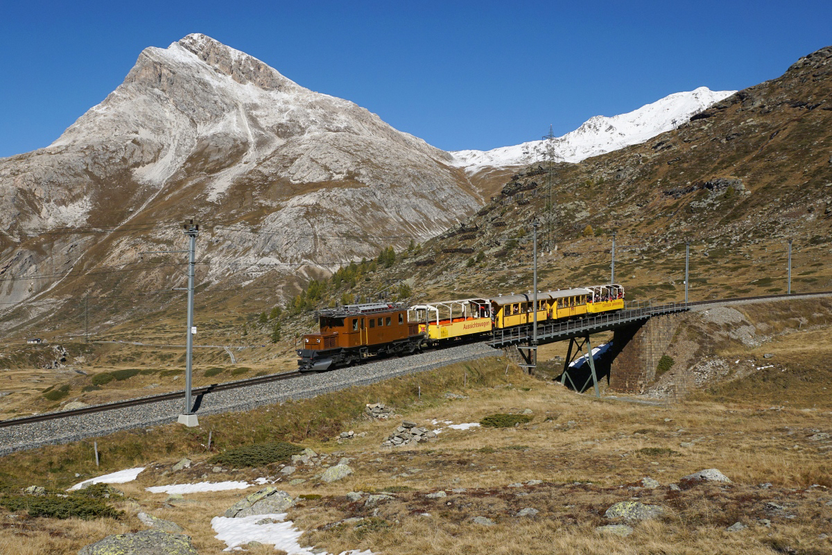 Bahnoldtimer im Stundentakt: Der Bellavista-Express mit der Ge 4/4 182 an der Spitze rollt am 16.10.2016 von Ospizio Bernina Richtung Bernina Lagalb.