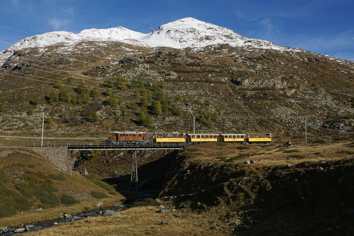 Bahnoldtimer im Stundentakt: Der Bellavista-Express mit der Ge 4/4 182 an der Spitze nähert sich am 16.10.2016 Bernina Lagalb.