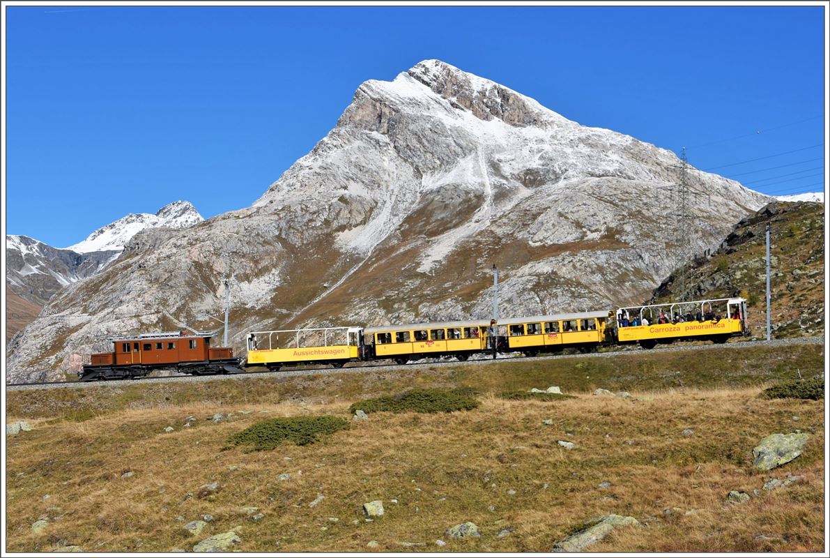 Bahnoldtimer-Wochenende im Engadin. Bellavista Express mit der Ge 4/4 182 vor der Kulisse des Piz Alv zwischen Ospizio Bernina und Bernina Lagalb. (16.10.2016)