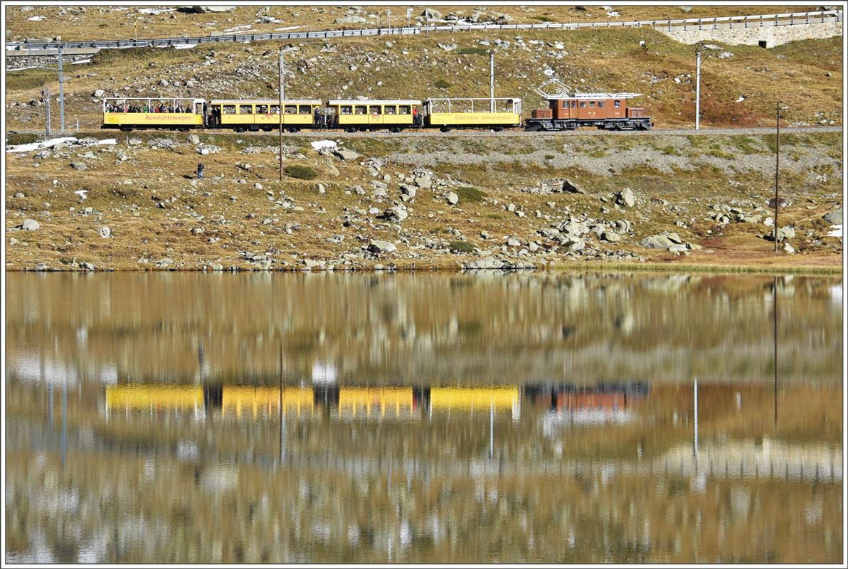Bahnoldtimer-Wochenende im Engadin. Bellavista-Express mit der Ge 4/4 182 am Ufer des Lej Nair. (16.10.2016)