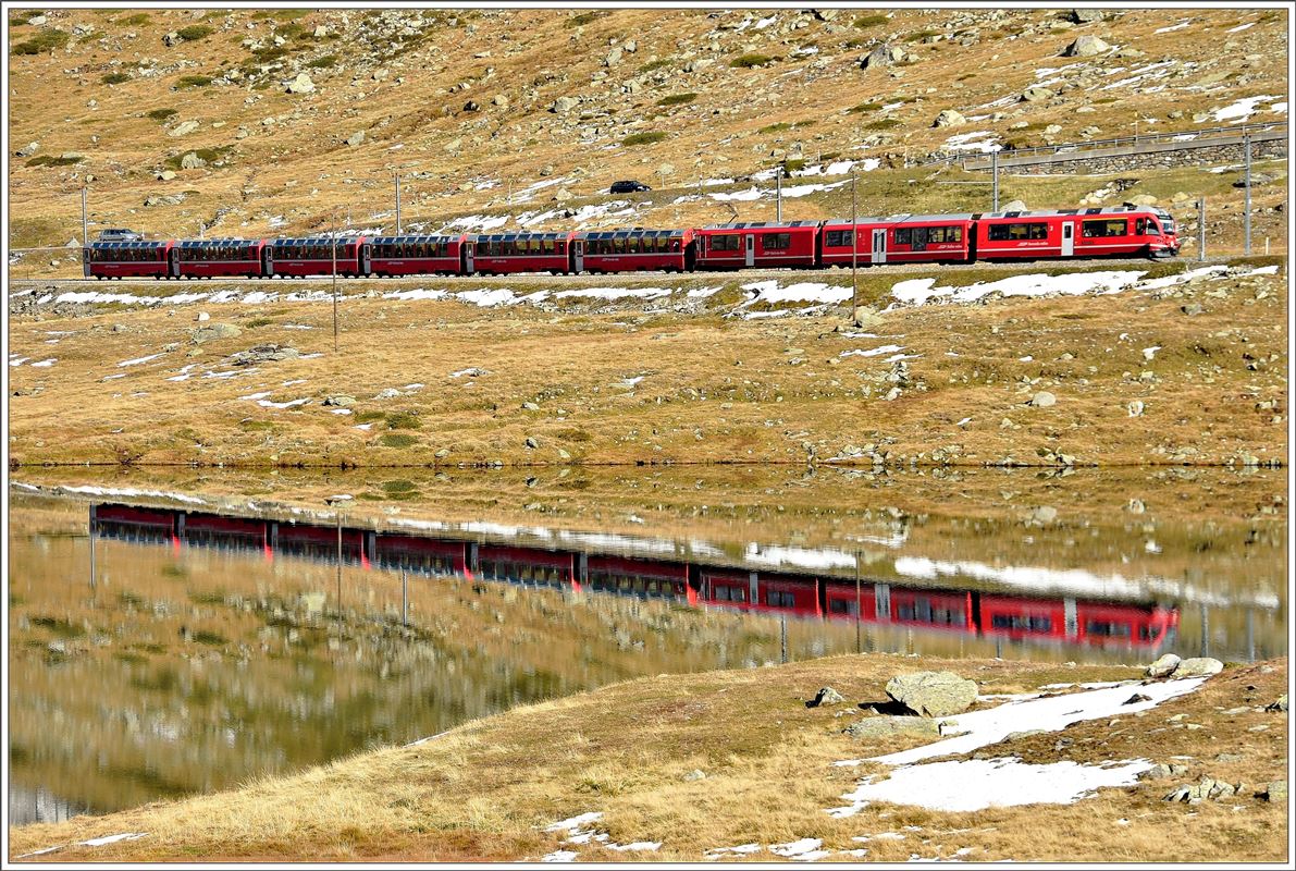 Bahnoldtimer-Wochenende im Engadin. Der BerninaExpress 951 aus Chur mit einem Allegra ABe 8/12 spiegelt sich im Lej Nair kurz vor der Passhöhe. (16.10.2016)