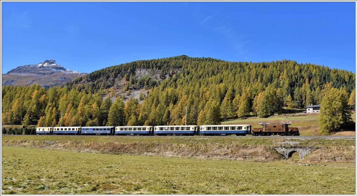 Bahnoldtimer-Wochenende im Engadin. Pullman-Express mit der Ge 6/6 I 415 bei Punt Bever. (16.10.2016)