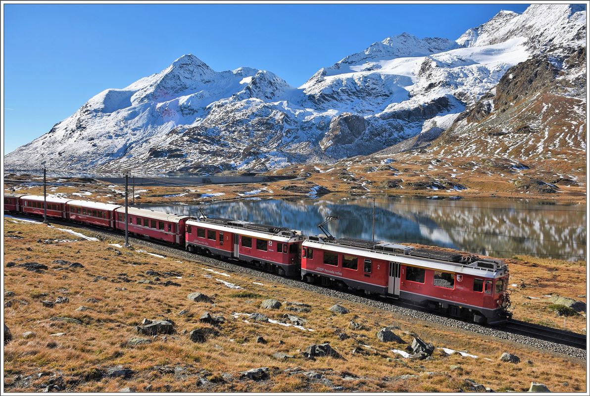 Bahnoldtimer-Wochenende im Engadin. R1636 mit den ABe 4/4 III  53  Tirano  und 54  Hakone  Fahren vorbei am Lej Neir und dem Cambrenagletscher Richtung St.Moritz. (16.10.2016)