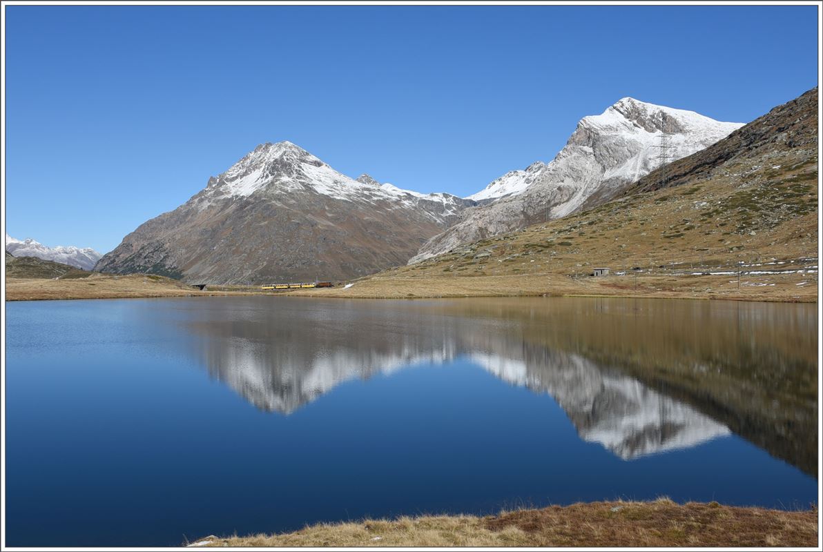 Bahnoldtimer-Wochenende im Engadin.Bellavista-Express mit der Ge 4/4 182 am Ufer des Lej Nair mit Piz Albris und Piz Alv. (16.10.2016)