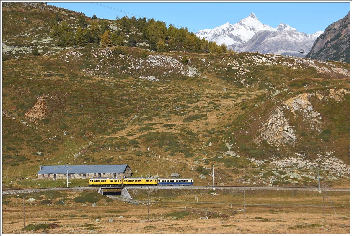 Bahnoldtimer-Wochenende im Engadin.Montebello-Express mit den beiden ABe 4/4 I 30 und 34, sowie dem Pianobar Wagen WR-S 3820 zwischen Bernina Lagalb und Ospizio Bernina. Der Zug passiert die Alp Bondo. (16.10.2016)