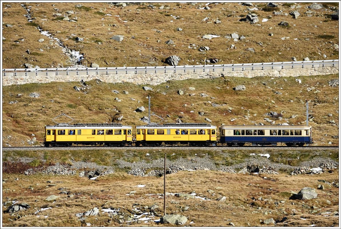 Bahnoldtimer-Wochenende im Engadin.Montebello-Express mit den beiden ABe 4/4 I 30 und 34, sowie dem Pianobar Wagen WR-S 3820 zwischen Ospizio Bernina und Bernina Lagalb. (16.10.2016)