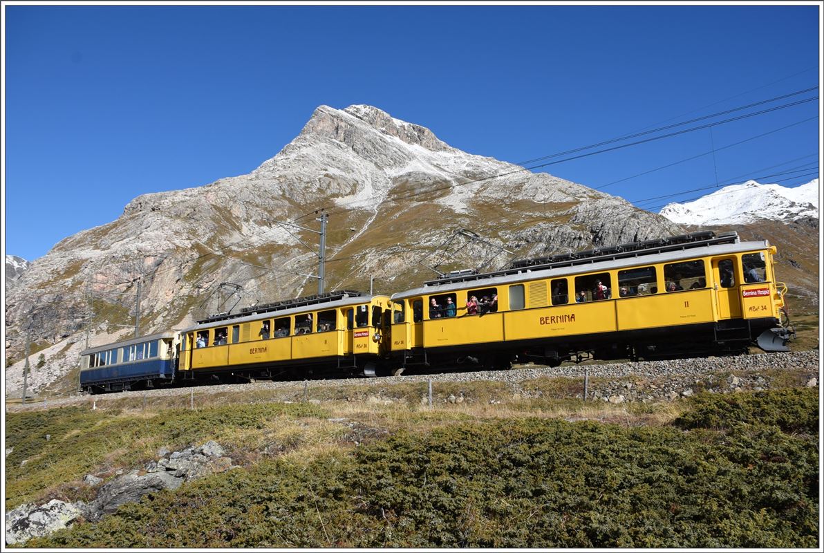 Bahnoldtimer-Wochenende im Engadin.Montebello-Express mit den beiden ABe 4/4 I 30 und 34, sowie dem Pianobar Wagen WR-S 3820 bei Bernina Lagalb mit dem Piz Alv. (16.10.2016)