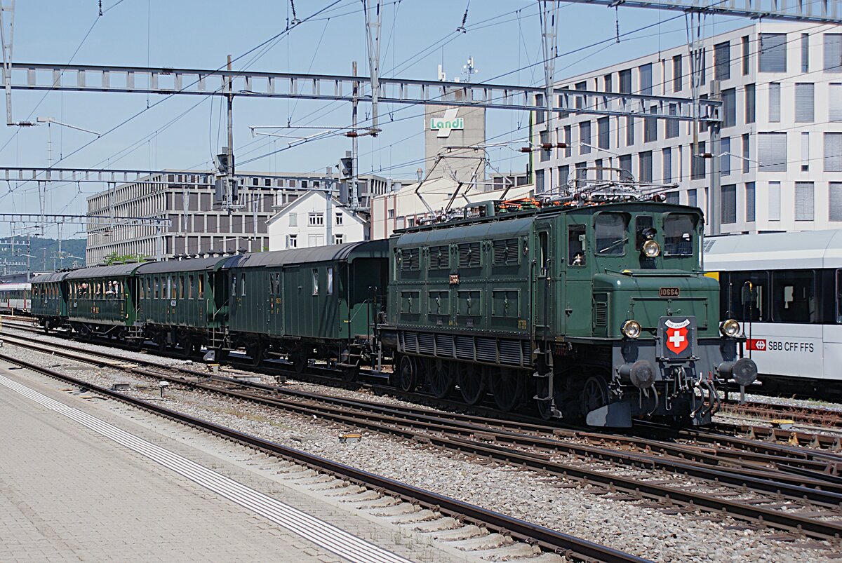 Bahnpark Brugg, SBB Historic: Ae 3/6 I 10664 + F3 18275 + C3 8395 (?) + C4 9002 + C 6138, Zug 31069 Brugg-Rapperswil, Brugg, 24. Mai 2026 (Bahnpark Brugg,  Tage der offenen Tore , 23./24. Mai 2026).