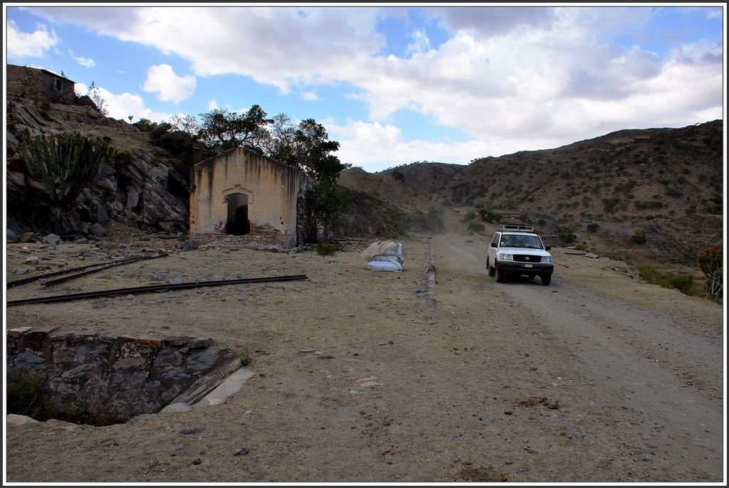 Bahnstationruine Andenna 1906m ü/M., wo einige Getreidesäcke auf den Weitertransport warten, früher mit der Bahn und heute vermutlich mit einem Pickup. (02.12.2014)