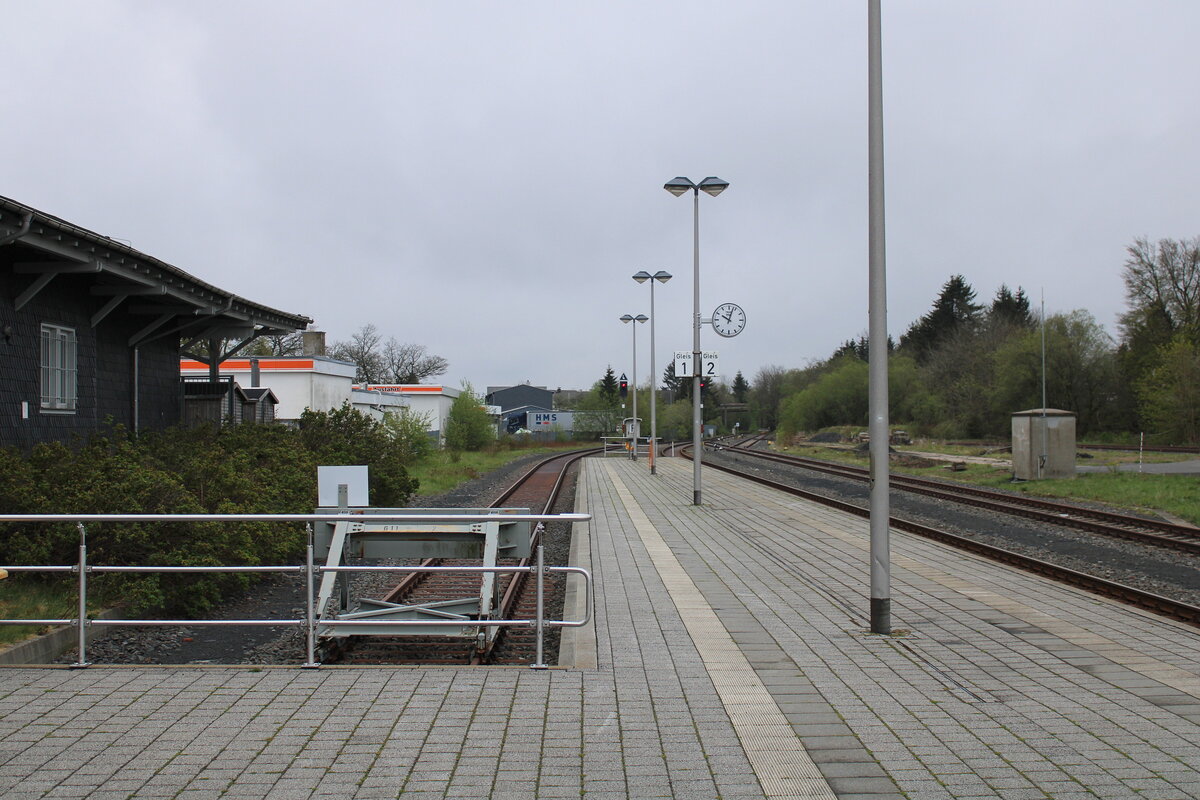 Bahnsteig 1 und 2 am 04.05.2024 in Neuhaus am Rennweg.