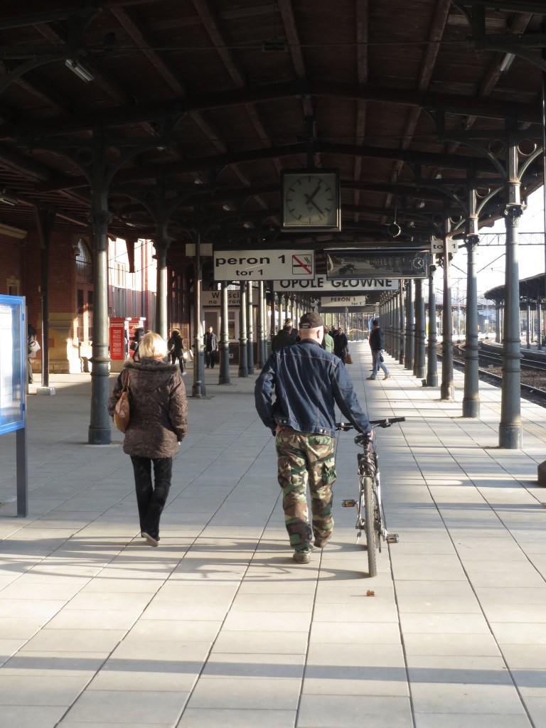 
Bahnsteig 1, Gleis 1 am 14.01.2014 nach Renovierung wieder eingeweihten Hbf von Oppeln (Opole glowne). Foto vom 14.01.2014
