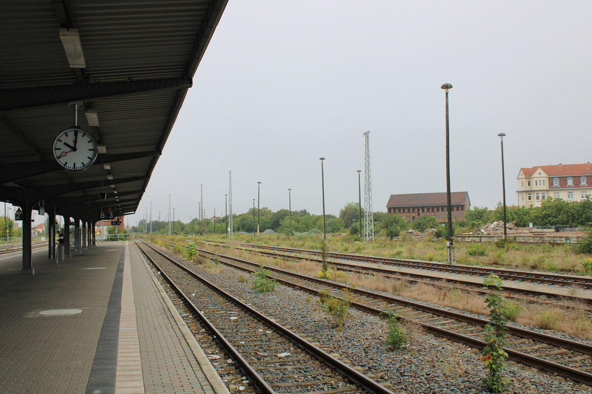 Bahnsteig 3 und die danebenliegenden Rangier- und Gtergleise, am 02.09.2023 in Arnstadt Hbf.