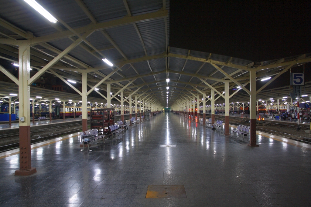 Bahnsteig 4 und 5 der Hua Lamphong Station am Abend des 04.November 2016.