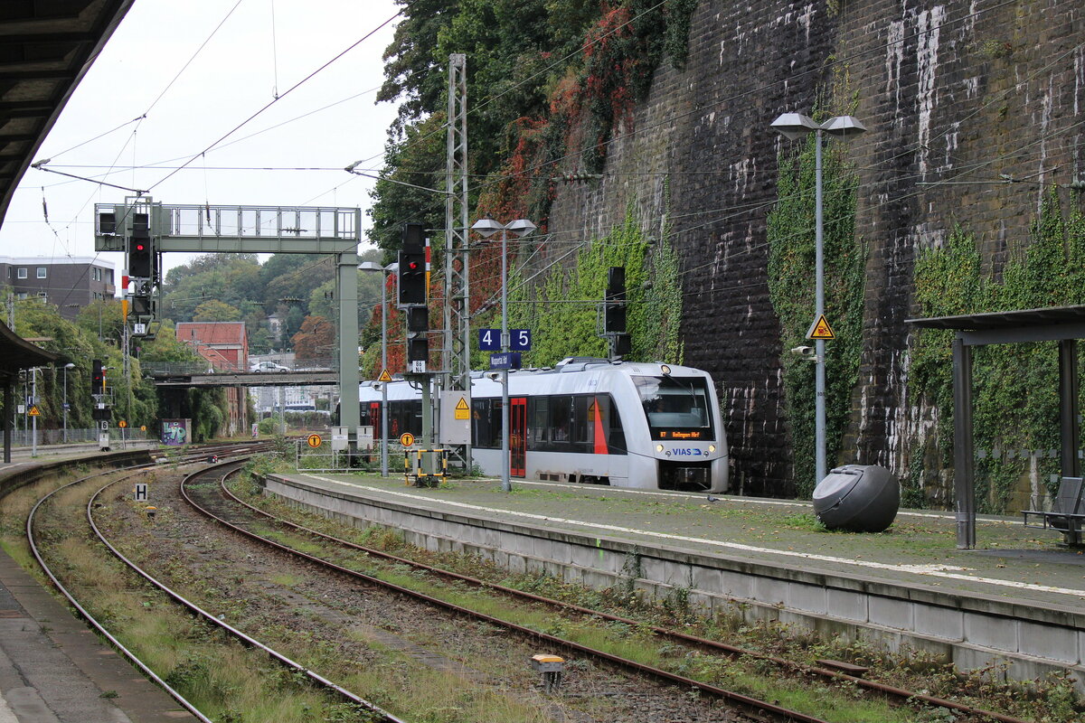 Bahnsteig 4 und 5 mit VIAS Rail 1648 006-2 als VIA S 29183 (S7) nach Solingen Hbf, am 13.10.2023 in Wuppertal Hbf.