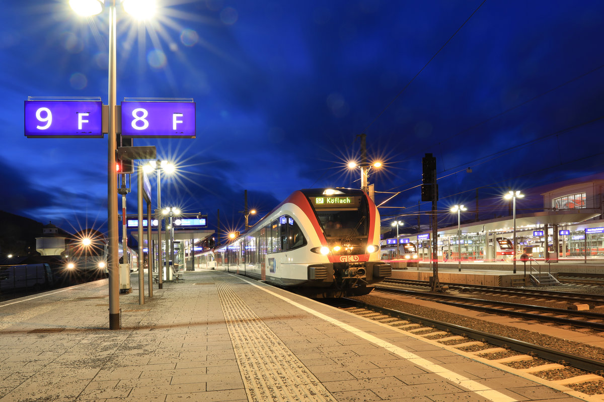 Bahnsteig 8/9 am Abend des 10.1.2019 . Der  GKB  Bahnsteig ist auch zu dieser Zeit Stark frequentiert! 