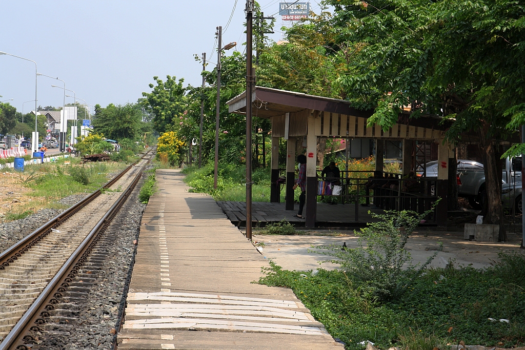 Bahnsteig für Züge in Richtung Taling Chan der Charansanitwong Station am 28.April 2023.