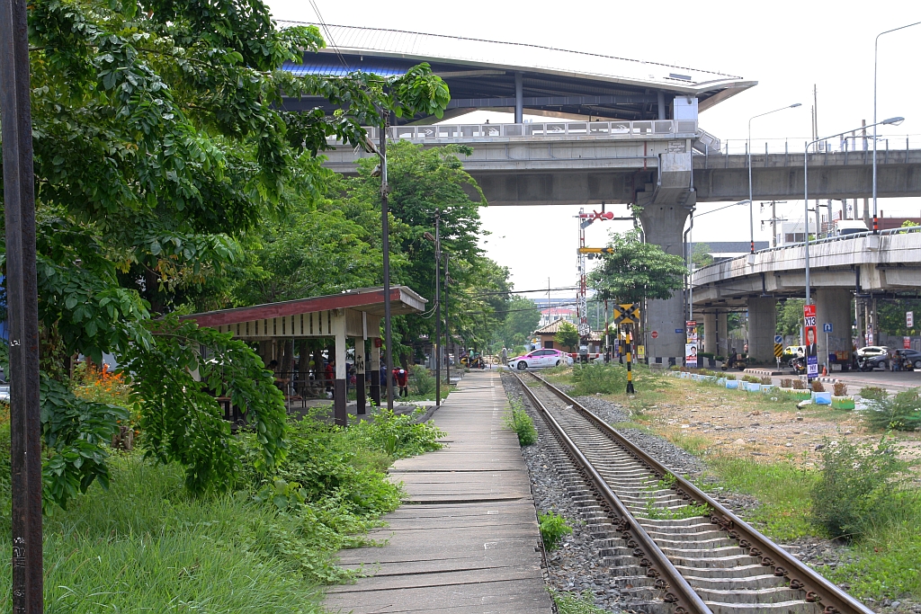 Bahnsteig für Züge in Richtung Taling Chan der Charansanitwong Station am 28.April 2023.