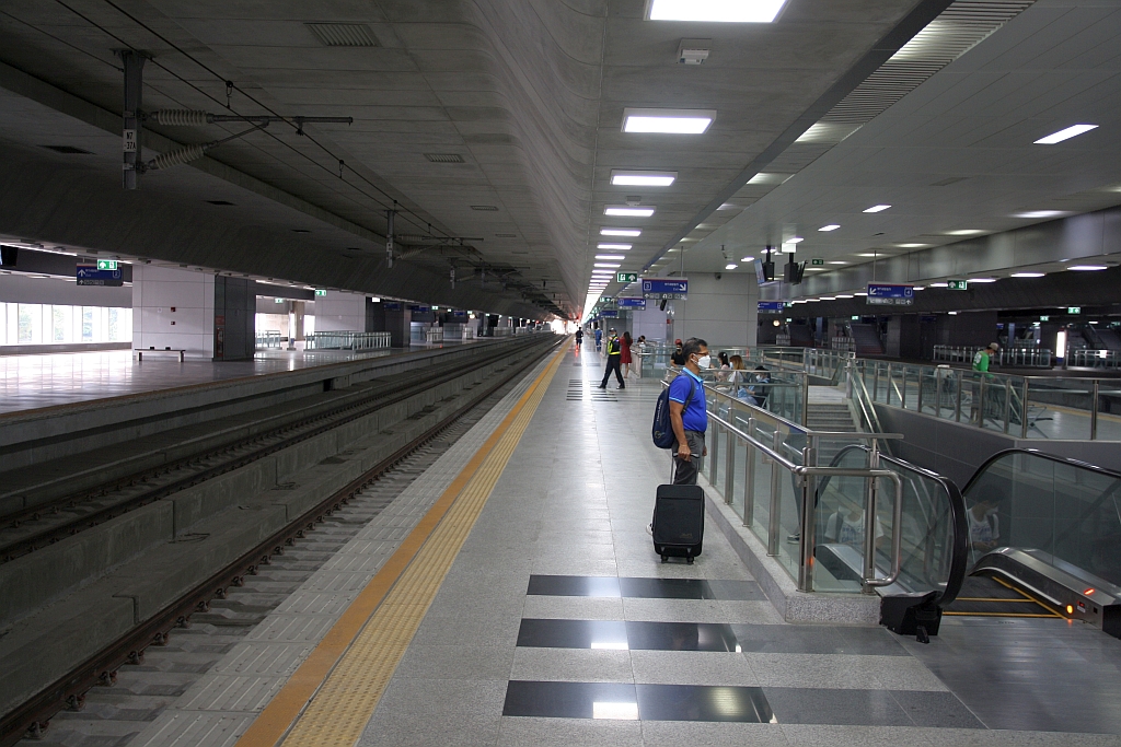 Bahnsteig Gleis 3 der SRTET Bang Sue Grand Station (RN01) am 01.Mai 2022.
