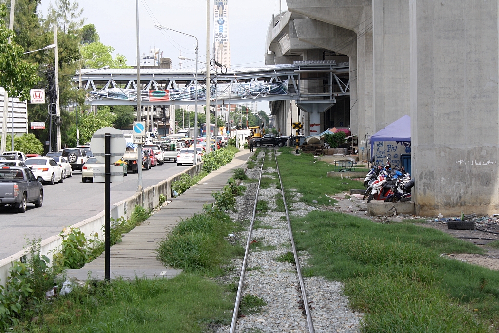 Bahnsteig der Hst. Asok fr die Zge in Richtung Chacheonsao Junction, Blickrichtung Hua Lamphong, am 30.Mai 2013. 

