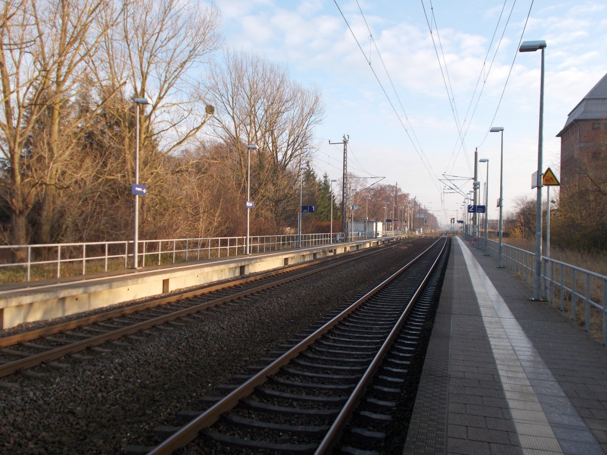 Bahnsteig in Miltzow für die RE und UBB-Züge Richtung Stralsund.Rechts die Gegenrichtung.Aufnahme am 08.Dezember 2015.