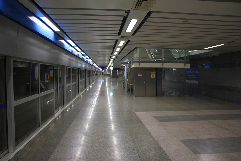 Bahnsteig der MRT-(Blue Line)-Station Bang Sue (BL11) am 21.November 2019.


