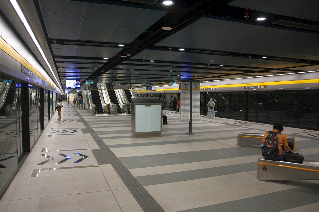 Bahnsteig der rapidKL MRT Putrajaya Line (PY) Stesen Titiwangsa (PY17) am 12.März 2024.