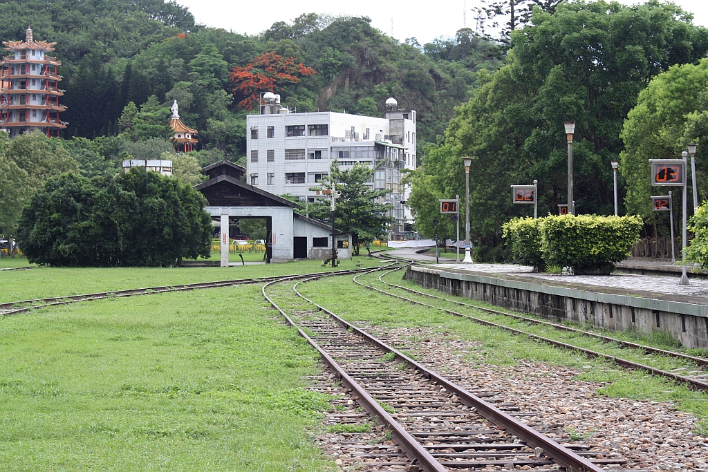 Bahnsteig und Werkstätte der alten, aufgelassenen Taitung Station am 09.Juni 2014.