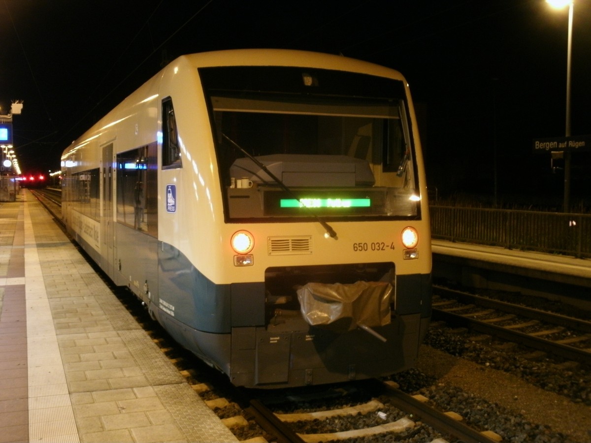 Bahnsteignderung fr den PRESS VT650 032,am 13.November 2013,in Bergen/Rgen.Nicht vom blichen Bahnsteig 1 sondern vom Bahnsteig 2 ging es am Abend nach Lauterbach Mole.