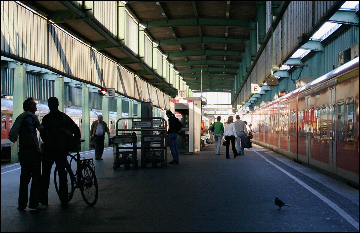 Bahnsteigalltag Stuttgart Hbf 2005 -

Dieses Bild hatte ich seinerzeit schon mal gezeigt und bin jetzt wieder darauf gestoßen. Die alten Bahnsteigdächer hatten was die Lichtwirkung angeht doch durchaus ihren Charm, nicht spektakulär, jedoch sehr subtil.

Ein Rest seht ja noch, aber ohne die Milchglasscheiben.

09.10.2005 (M)