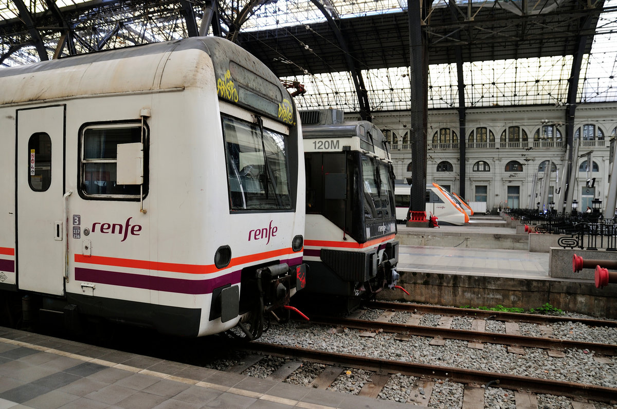  Bahnsteigbild  488 der spanische Eisenbahngesellschaft Renfe im Estació de França „Französischer Bahnhof“ Barcelona, am 8.3.2017