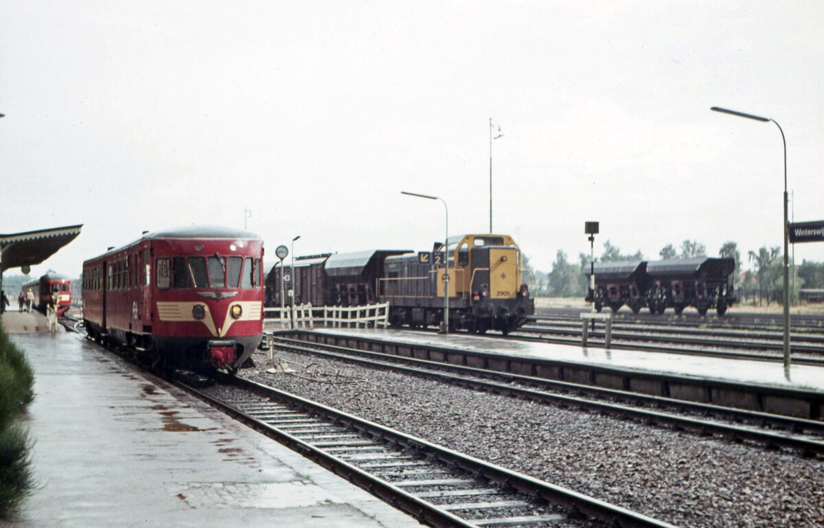 Bahnsteigbild in Winterswijk am 01.08.1972. Links wartet NS 27 als Zug 7860 nach Apeldoorn. Dahinter NS 188 als Zug 7758 nach Arnhem. Rechts Ankunft vom NS 2905 mit einen Güterzug aus Borken. Scan (Bild 61, Agfacolor CT18).