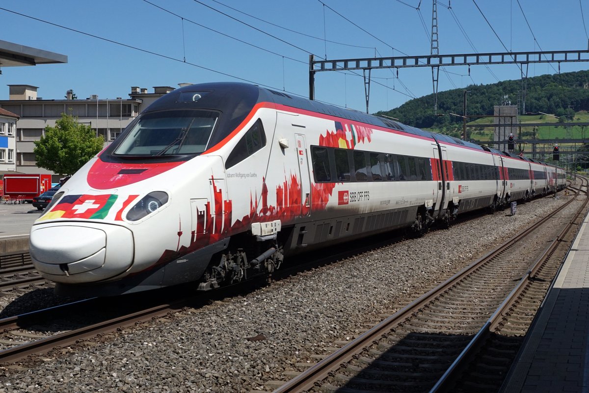 BAHNSTEIGBILDER VOM BAHNHOF SISSACH.
ETR 610 anlässlich der Bahnhofsdurchfahrt am 12. Juni 2020.
Foto: Walter Ruetsch