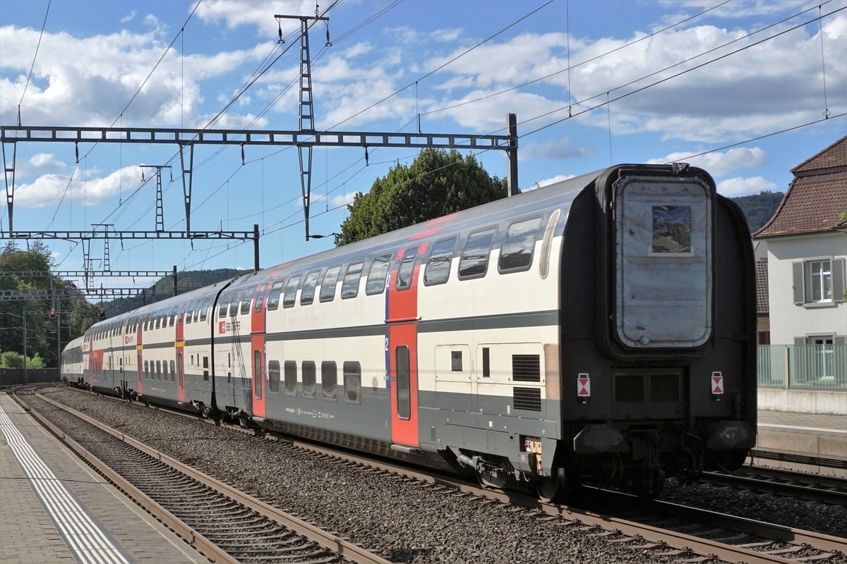 BAHNSTEIGBILDER VOM BAHNHOF SISSACH.
IC mit Re 4/4 ll 11149 anlässlich der Bahnhofsdurchfahrt nach Basel SBB.
Die Bpm Refit wurden mit mehreren IC 2000 verstärkt.
Foto: Walter Ruetsch