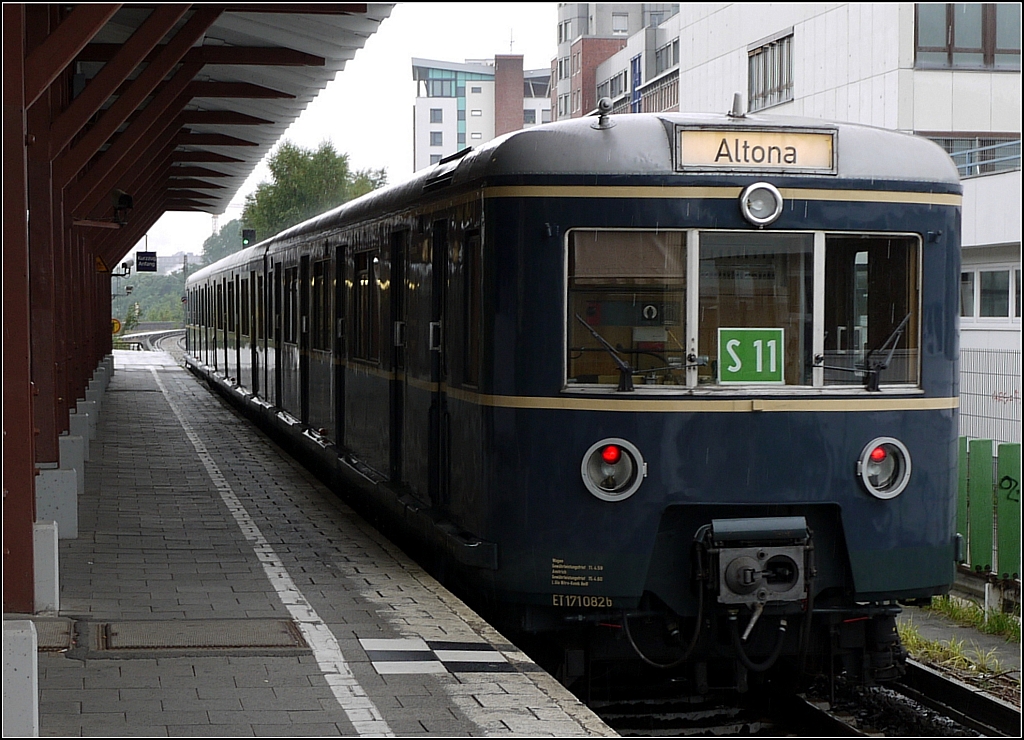 Bahnsteigdach von 1907, S-Bahnzug von 1958 - ansonsten ist rund um die Hamburger Station  Rothenburgsort  nichts mehr brig von der Vergangenheit. 8.9.2013