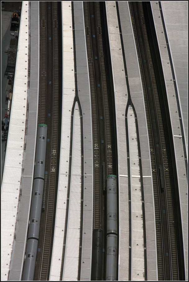 Bahnsteigdächer -

London Bridge Station aus der Vogelschau.

01.07.2015 (M)