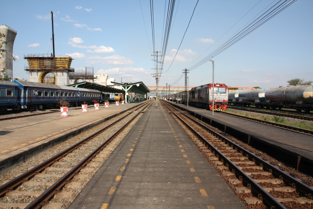 Bahnsteige der in der Kaeng Khoi Junction. - Rechts die QSY 5207 (Co'Co', de, CRRC Qishuyan, Bj.2021) mit dem RAP 136 am (Ubon Ratchathani - Krung Thep Aphiwat), links die entstehenden Pfeiler der künftigen Kaeng Khoi HSR-Station. - Bild vom 03.Dezember 2025.