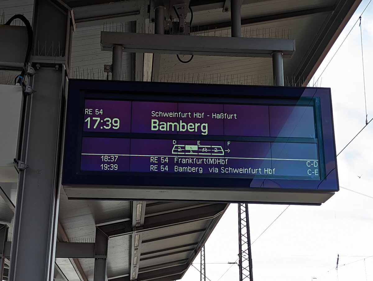 Bahnsteigsanzeiger mit IRIS+ in Würzburg Hbf (RE54 nach Bamberg), mit Wagenstand  (03.10.2022)