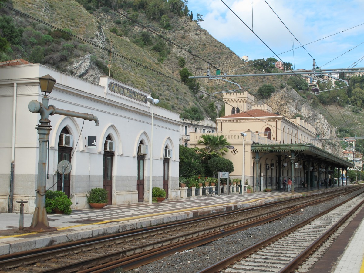 Bahnsteigseite des Bahnhofs Taormina-Geradini am 20. Oktober 2013.