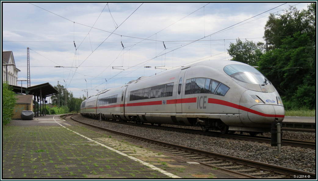 Bahnsteigszenario am 10.August 2014 ,Bahnhof Eschweiler (Rhl). Durchfahrt eines ICE3 
der Nederlands Spoorwegen (NS) von Frankfurt nach Brüssel.