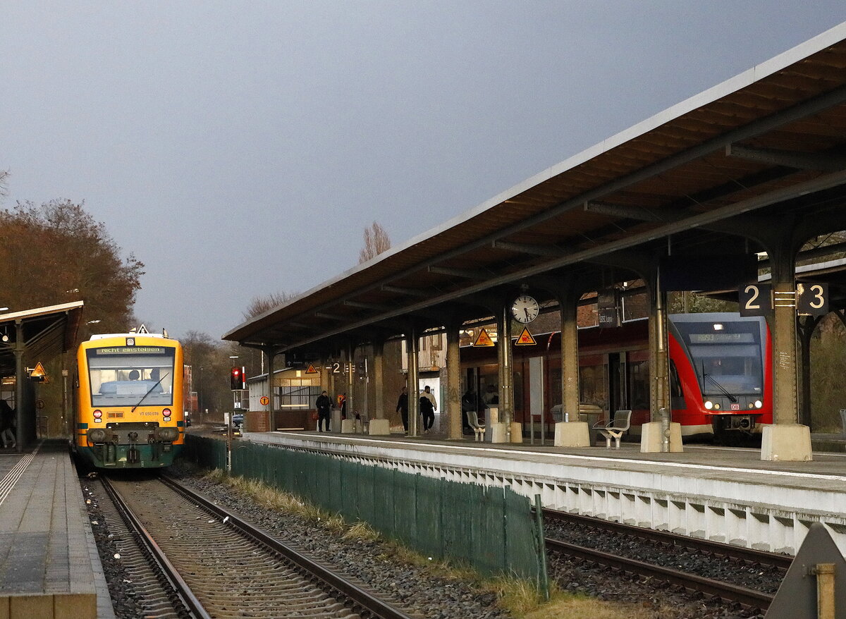 Bahnsteigszene in Forst. Links RB aus Cottbus, des EVU ODEG, links ein TW der DB AG aus Zary kommend zur Weiterfahrt nach Cottbus. 15.03.2024  17:42 Uhr.
