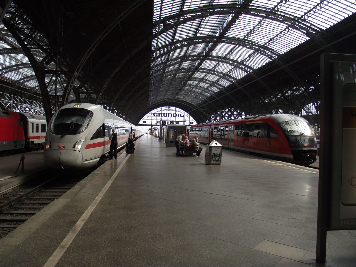 Bahnsteigszene in Leipzig Hbf anno 2014:

Links der ICE 1545 nach Dresden Hbf und rechts eine RB,die wahrscheinlich in Richtung Meißen unterwegs war