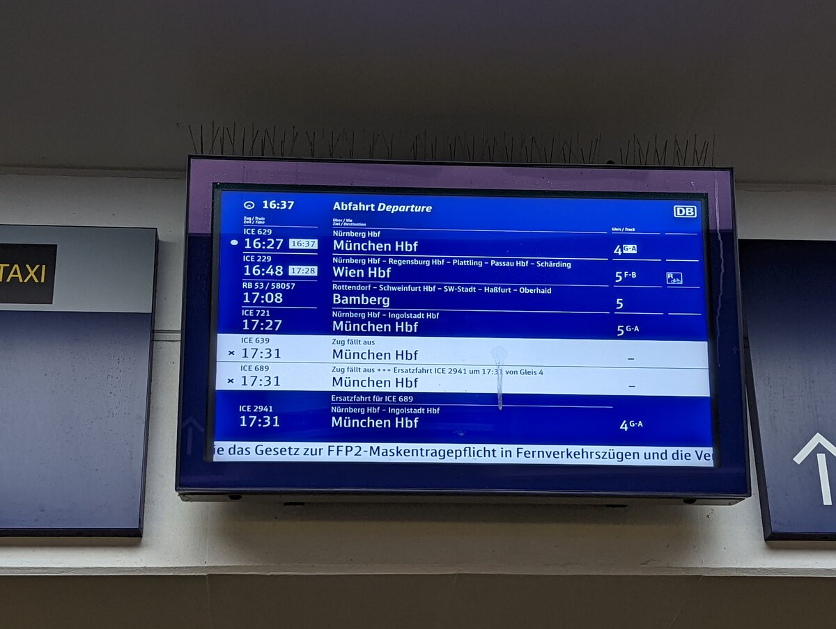 Bahnsteigübersichtsanzeiger mit ausfallendem Zug mit Ersatzzug mir IRIS+ in Würzburg Hbf (03.10.2022)