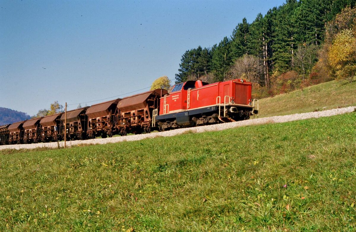 Bahnstrecke Hechingen-Gammertingen (Hohenzollerische Landesbahn, HzL), Steilrampe nach dem Ort Hausen-Starzeln. Bei km 11 erreichte der Zug den Bahnhof Hausen-Starzeln und muss danach die  Burladinger Steige bis zum Bahnhof Burladingen West überwinden.
Datum: 30.10.1984