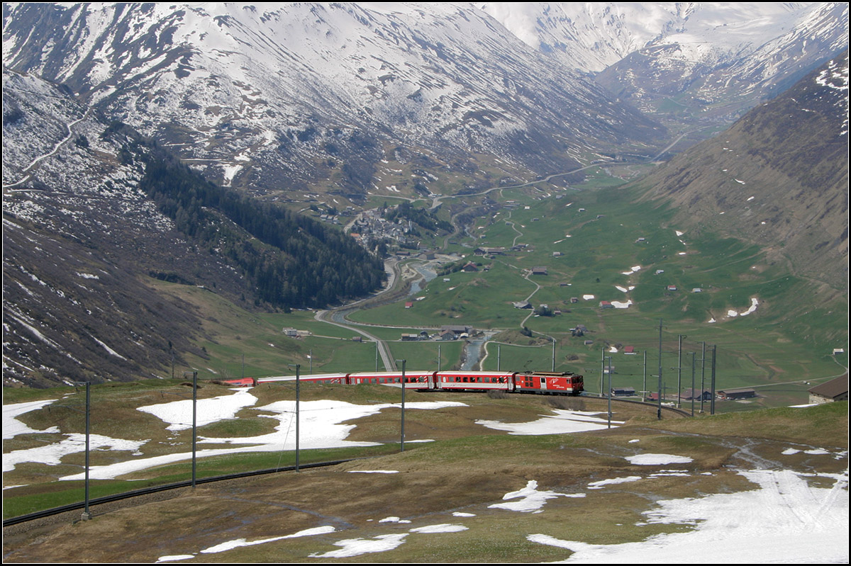 Bahnstrecke mit Aussicht -

Regionlzug der MGB an der oberen Kehre kurz vor Nätschen. Blick ins Urserental mit der Ortschaft Hopental, etwa in Bildmitte. Auch die Bahnstrecke im Tal kann erkannt werden (neben der Straße, im Bild oberhalb des zweiten Wagens). 

11.05.2008 (M)