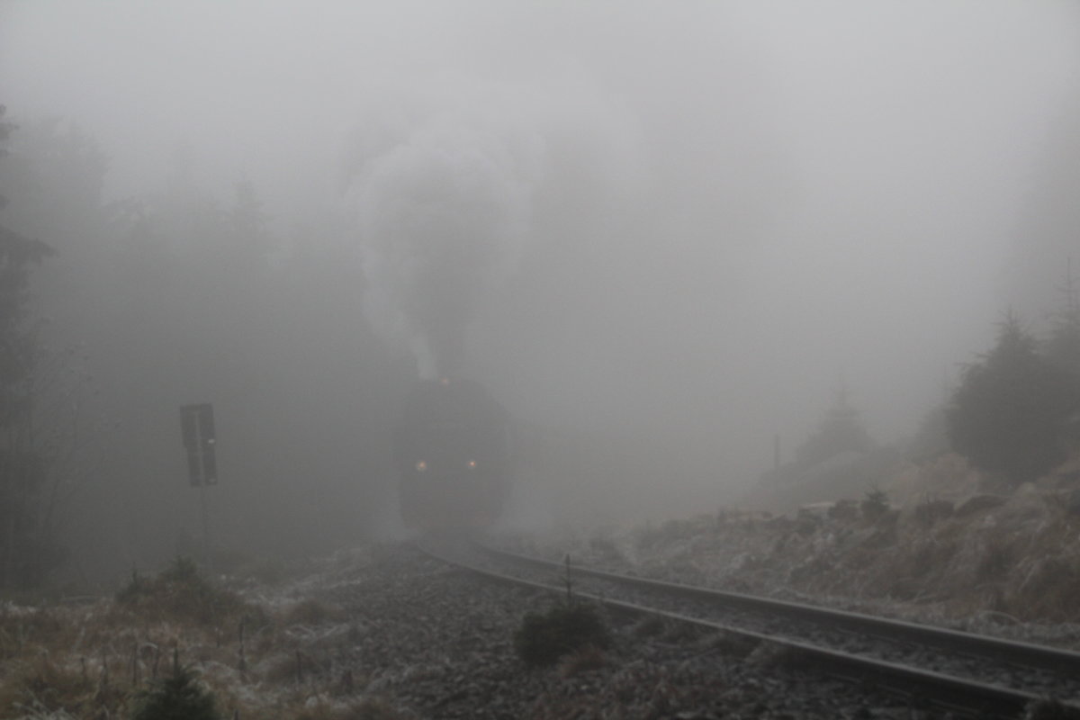 Bahnsuchbild mal anders... 99 7239-9 schnaufft mit P8925 (Wernigerode - Brocken) dem Gipfel entgegen durch die Nebelsuppe.

Brockenbahn, 18. Dezember 2016
