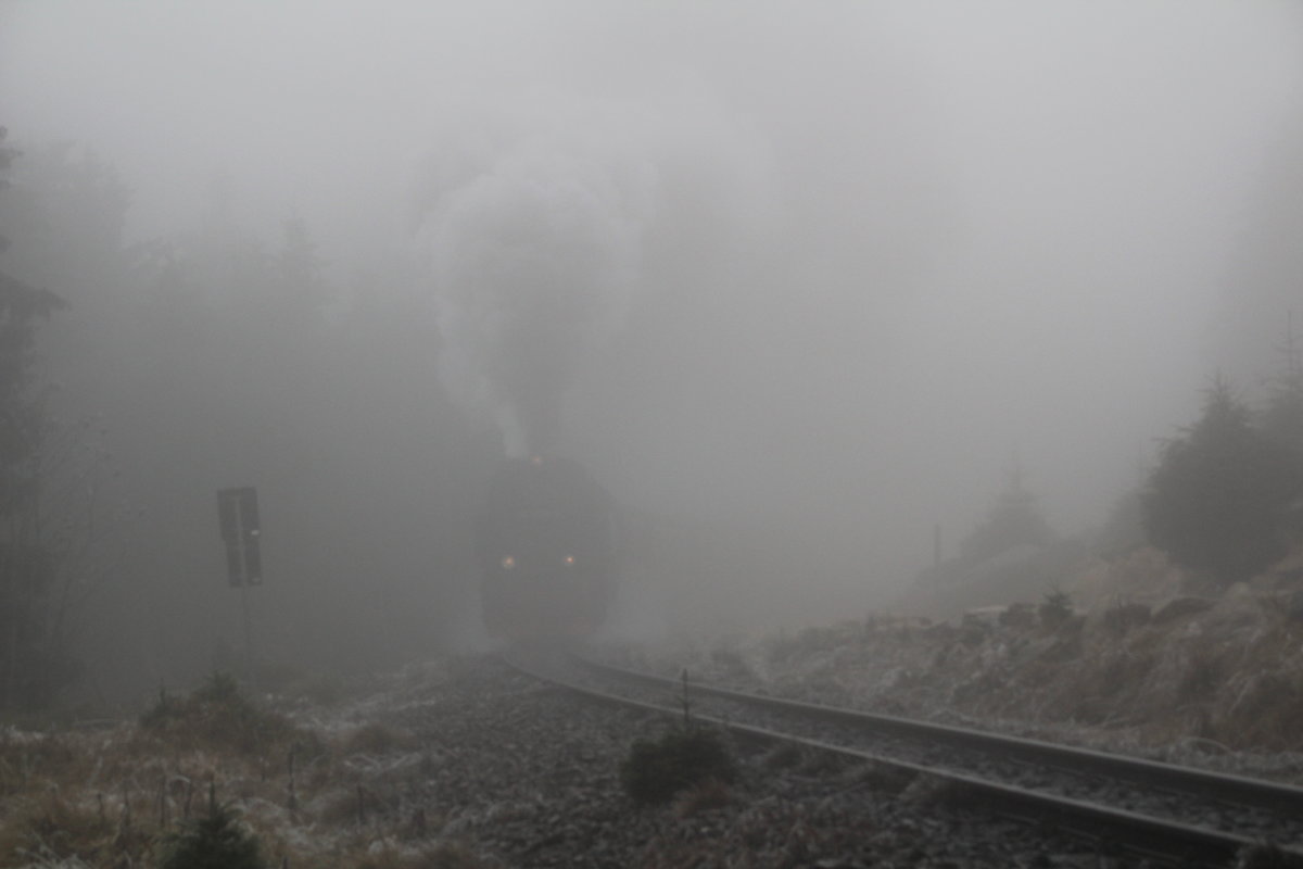 Bahnsuchbild mal anders... 99 7239-9 schnaufft mit P8925 (Wernigerode - Brocken) dem Gipfel entgegen durch die Nebelsuppe.

Brockenbahn, 18. Dezember 2016