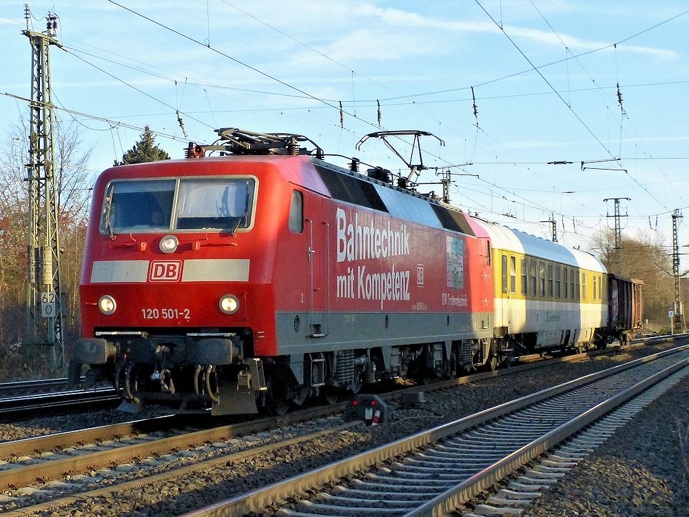 Bahntechnik mit Kompetenz 120 501-2 (91 80 6 120 501-2 D-DB) am 09.12.2015 -  14:58 Uhr unterwegs zur DB AG Systemtechnik Minden, wo sie auch stationiert ist.<br>
Endlich konnte ich die Lok selber mal live im Einsatz sehen und ablichten.<br>
Angehängt sind: <br>
 Ein Dienst mh (D-DB 63 80 99-80 011-9) und ein Eaos-x 31 RIV 80 D-DB 5359 674-4
<P>Weitere Bilder zum Thema Bahnfotografie gibt es auf meiner Site unter:<br> 
<a href= http://www.ralf-bueker.de/Ralf's Eisenbahnbilder.htm target= _blank >Ralf's Eisenbahnbilder